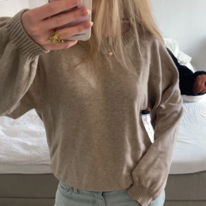 Beige stickad tröja - Säljer denna då den tyvärr inte kommer till användning längre. Storlek L, men passar mig som är en S.💗