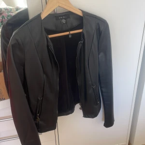 Svart skinnjacka  - Snygg svart skinnjacka från newyorker med dragkedja framtill och långa ärmar. Jackan har en stilren design utan krage.