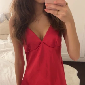 Röd satin klänning - Säljer en superfin röd klänning i satinmaterial. Klänningen är i mycket bra skick,  bara använd 2 gånger. Storlek xs.  Lånade bilder💞