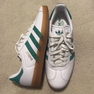 Adidas Gazelle i vitt och grönt - Snygga Adidas Gazelle sneakers, aldrig andvända. Går ner vid snabb affär