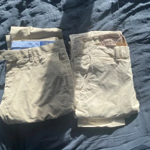 Beige chinos från Polo Ralph Lauren - Säljer två stilrena beiga chinos från Polo Ralph Lauren. Byxorna har en klassisk design med fickor fram och bak, perfekt för en avslappnad men ändå uppklädd look. Passar bra till både vardag och mer formella tillfällen. W32L32