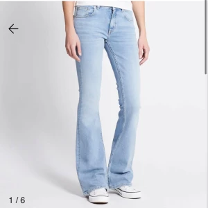 Lager 157 blåa lågmidjade jeans - Low boot. Säljer mina låglidjade bootcut jeans från lager 157. Använd 1 dag. Storlek XS full lenght. Köpt för 400