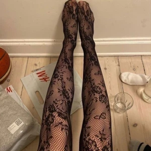 !!SÖKER!! strumpbyxor med spetsdetaljer - !!SÖKER!! Coola strumpbyxor med spetsdetaljer, hittade på Pinterest. Helst i storlekarna M, 170, w28/27