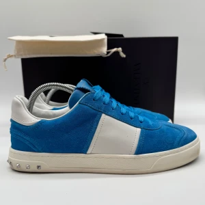 NYA VALENTINO FLYCREWS - Valentino flycrews  - Skick: 10/10 - Tillbehör: Allt, box, dustbag och kort - Storlek 41 sitter dom 42 - Nypris ca 8000 - Går ej att få tag - Deluxecloset