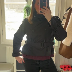 Trenchcoat  - Supersnygga slutsålda trenchcoaten (jag bär vanligtvis M i jackor eller S)