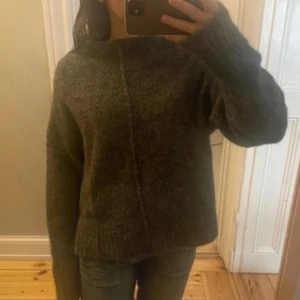 Grå stickad tröja från Wera - Säljer en mysig grå stickad tröja från Wera. Tröjan har en enkel design med långa ärmar och en rak passform. Perfekt för kyliga dagar. Hör av dig vid intresse! Oversized