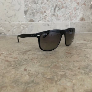 Svarta solglasögon från Ray-Ban - Ett par snygga svarta solglasögon från Ray-Ban, modellen är RB 4147. Glasögonen har en mörk toning i glaset som är prefekt för stark sol! Fodral och putsduk tills kommer! Hör av er vid eventuella frågor✌🏻