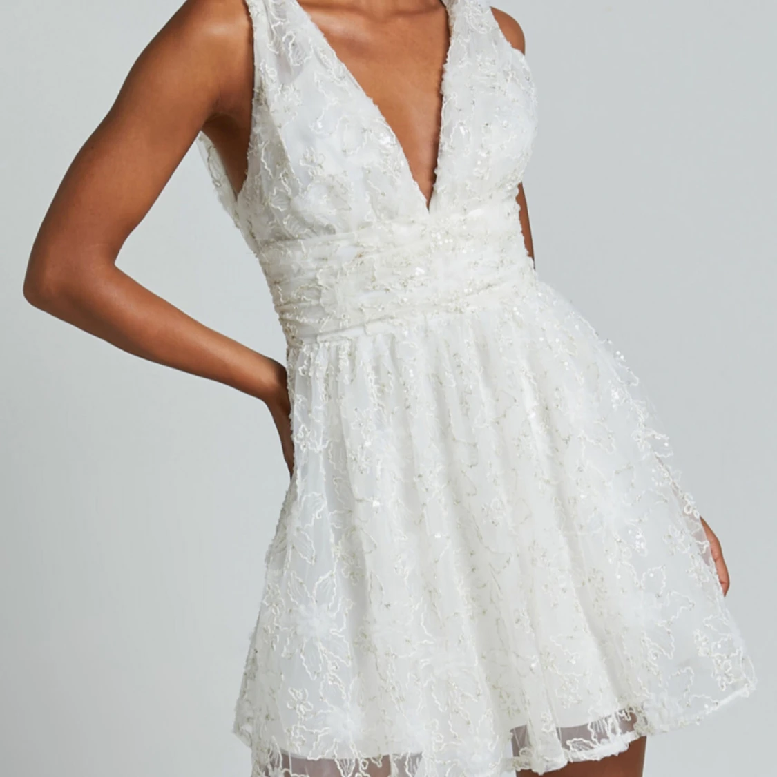 Vit spetsklänning med v-ringning - 2