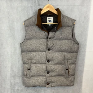Boggi Milano väst - Riktigt soft väst av boggi Milano. Står storlek M men passar dig som har S bättre. Väldigt fint skick. Modellen är 185.
