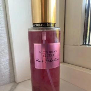 Victoria's Secret Pure Seduction Body Mist - En förförisk body mist från Victoria's Secret med doft av saftig plommon och krossad fresia. Den är nästan aldrig använd och är i nyskick🥰