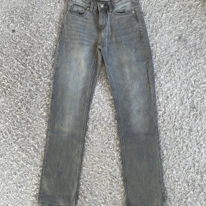 Grå jeans från lager 157 - Snygga grå jeans från lager 157, mid waist och knappgylf. De har en klassisk femficksdesign och raka ben. Original pris 400