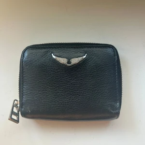 Zadig & Voltaire plånbok - Skitcool svart läder plånbok från Zadig. Bra skick!!