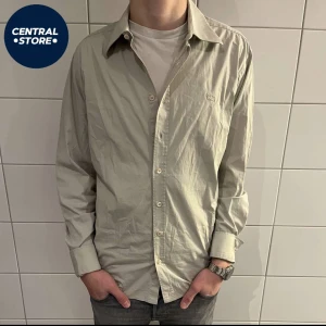 Burberry Skjorta  - Säljer denna riktigt feta Burberry skjortan i en unik beige färg. Riktigt bra skick, storlek M/S och modellen är 179 cm lång. Tveka inte att kontakta om fler bilder eller andra funderingar // CS😁