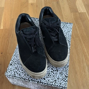 Eytys Doja  - Eytys doja sneakers i använt skick men har kvar att ge! Size 44 stilren passar till mycket! Box medföljer? En tvätt av sula så är de fina igen  