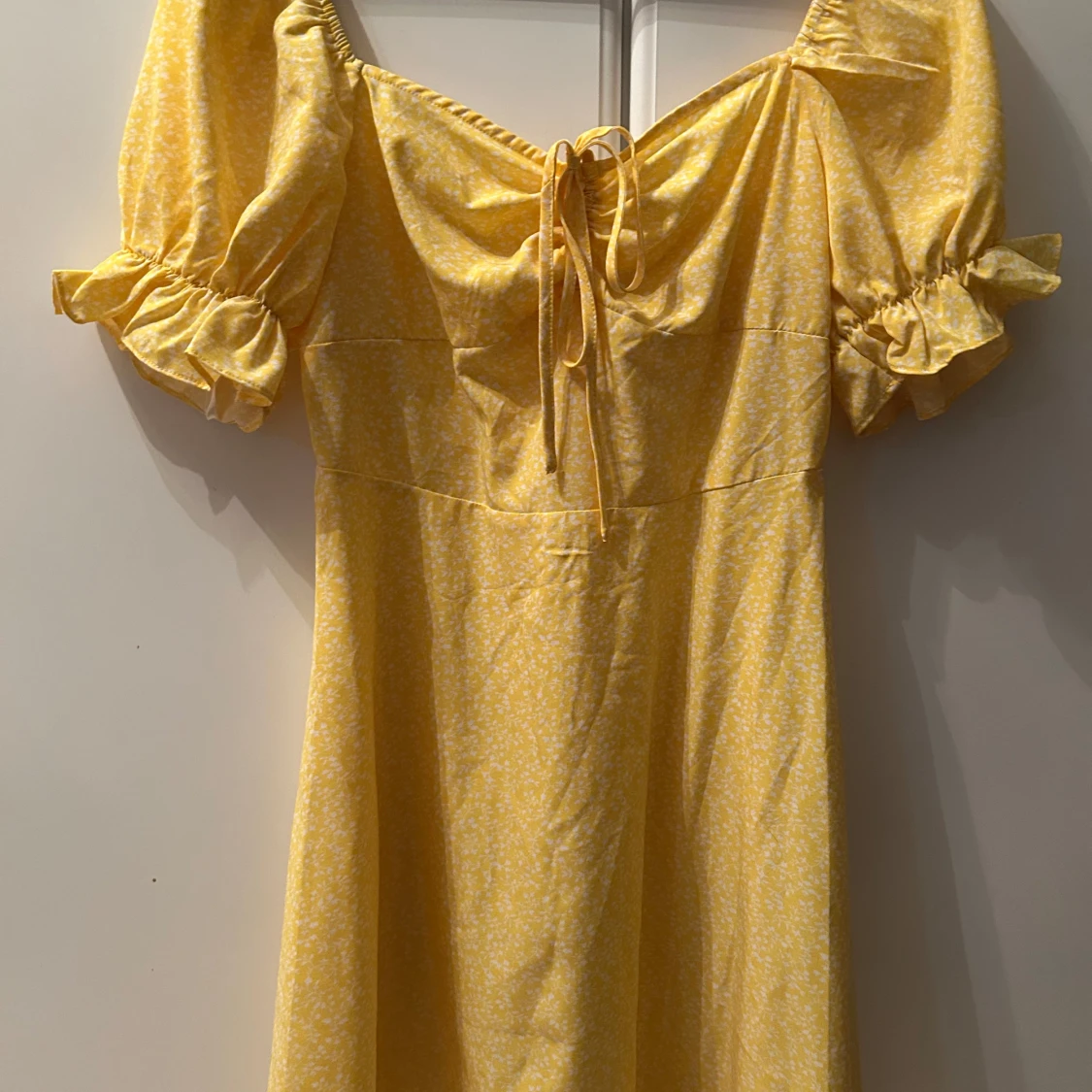 Gul blommig klänning