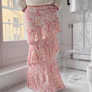 Lågmidjade maxikjol - Långkjol som kommer vara super populär och eftertraktad i sommar!! Kjolen är lågmidjade med resår i midjan och går hela vägen ner. Storleken är s men är stretchig och passar både större och mindre (jag är en xs) 💕💕😍 