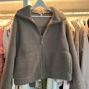 Hm teddy jacka - Knappt använd är som ny! Säljer den då jag har liknande. Så snygg och gosig perfekt nu för våren!! Storlek M men passar mig som är S