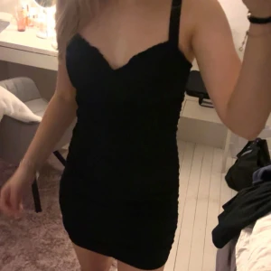 Svart klänning från H&M - Snygg svart klänning med smala axelband och en tight passform. 