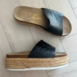 Tofflor  - Tofflor med platå, använda men i väldigt bra skick. 