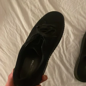 Svarta vagabond skor  - Snygga svarta skor från vagabond. Använd några gånger skick 9/10 och använda varsamt. Perfekta skor nu när våren kommer pris. Jag säljer för dem är för stora för mig. Pris  kan diskuteras hör av dig vid minsta fundering. 