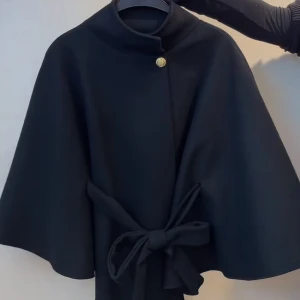 Svart kappa med knytband - Superfin poncho från missay