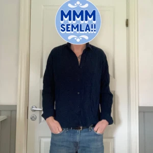 Mörkblå skjorta - Säljer en handgjort linneskjorta i 100% Linné🤯   Användt den enbart 4-5 gånger, sjukt skön och fräsch.  Storlek: M  Kom PM för frågor eller mer bilder!
