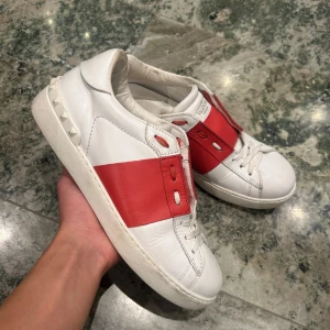 Valentino open  - Ett par röda valentino open i bra skick! Inget og ingår storlek 40 men passar 41 imo!