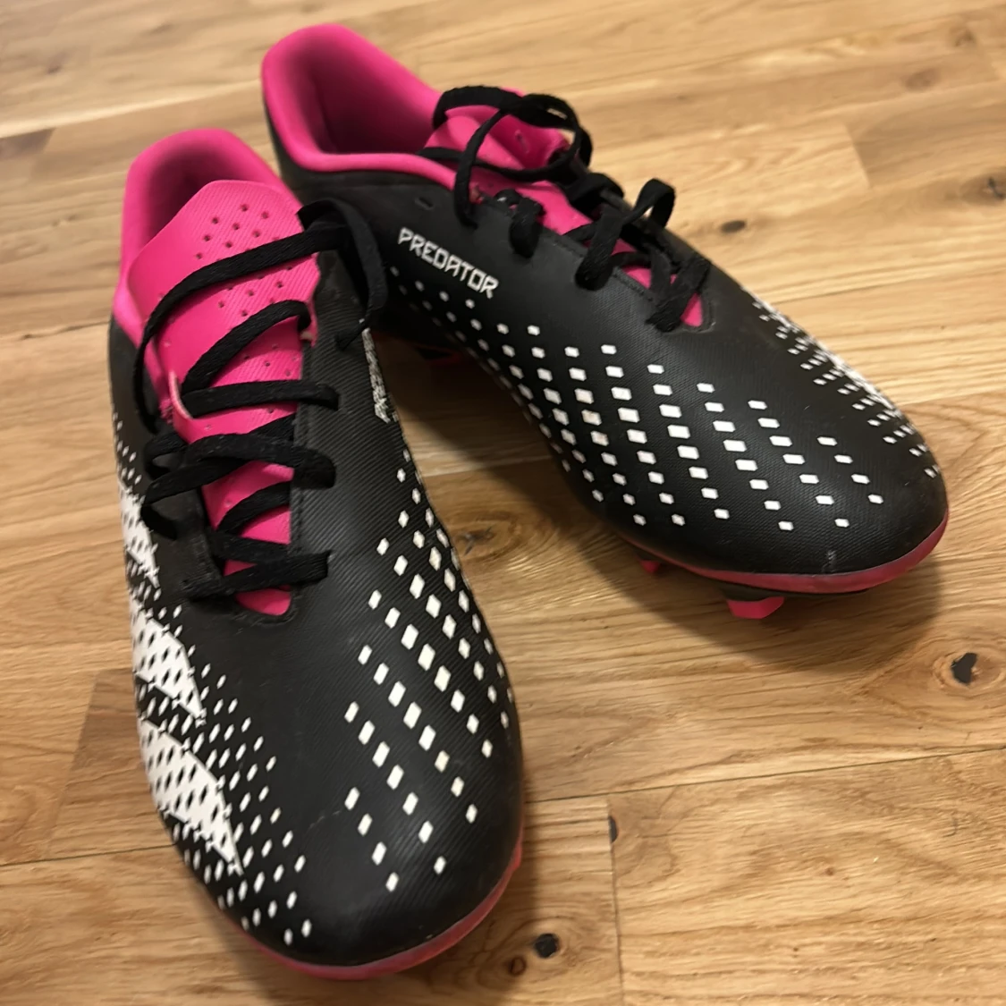Svarta och rosa fotbollsskor från Adidas - 2