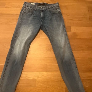 Blå jeans från Replay - Snygga blå jeans från Replay i modellen Anbass. Knappt använda och i mycket gott skick! (Priset kan diskuteras)