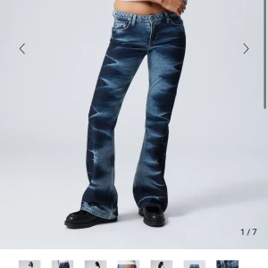 Blå bootcut jeans - Lågmidjade jeans från weekday som endast använts fåtal gånger💗passar mig som är 175cm 