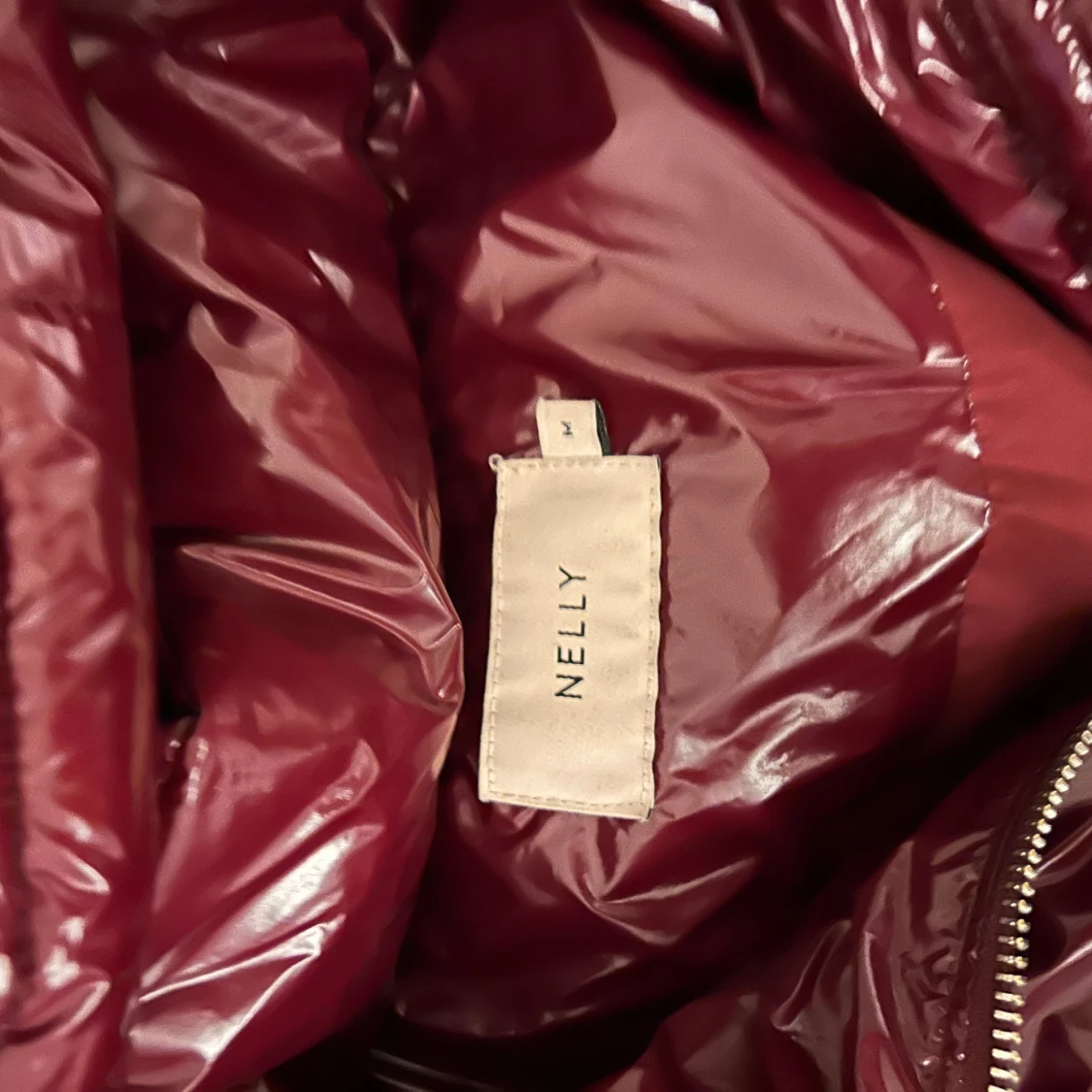 Vinröd pufferjacka från Nelly - 3