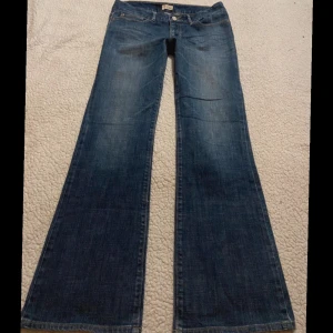 Lågmidjade jeans  - Skitsnygga lågmidjade jeans! 😇 Passade tyvärr inte mig så har inga bilder på. Står ingen storlek men skulle säga att det är S/M. Kom privat för mått 💓