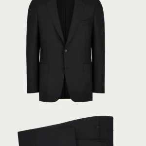 EXKLUSIV KOSTYM FRÅN CANALI (48) HELT NY! - Den Ultimata studentkostymen i tidlös design. För dig som uppskattar kvalité, vill sticka ut i mängden och vara bäst klädd på festen.  Det familjeägda italienska skrädderiet Canali har sedan 1934 kommit att bli normen för italiensk lyx. Canalis kostymer är kända för att vara handgjorda i finaste material och allt från design till sömnad utförs i deras egna italienska fabriker vilket ger kläderna en överlägsen passform och struktur.  NYPRIS I BUTIK 15499 kr.   Denna kostym är tillverkad i 100% It