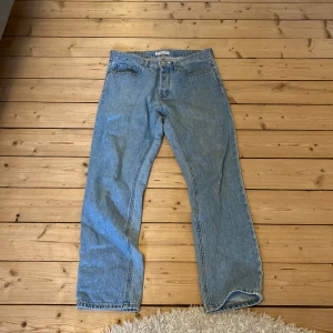 Jeans - Säljes billigt! - Säljer ett par klassiska blå jeansbyxor i regular fit. De har en rak passform och är tillverkade i ett robust denimtyg. Perfekta för en avslappnad stil. Vid funderingar kring pris eller fler bilder så är det bara att kontakta mig! Kolla även in min sida. Säljer kläder sjukt billigt och då har du chansen att köpa bundles… Med vänlig hälsning, 👋  