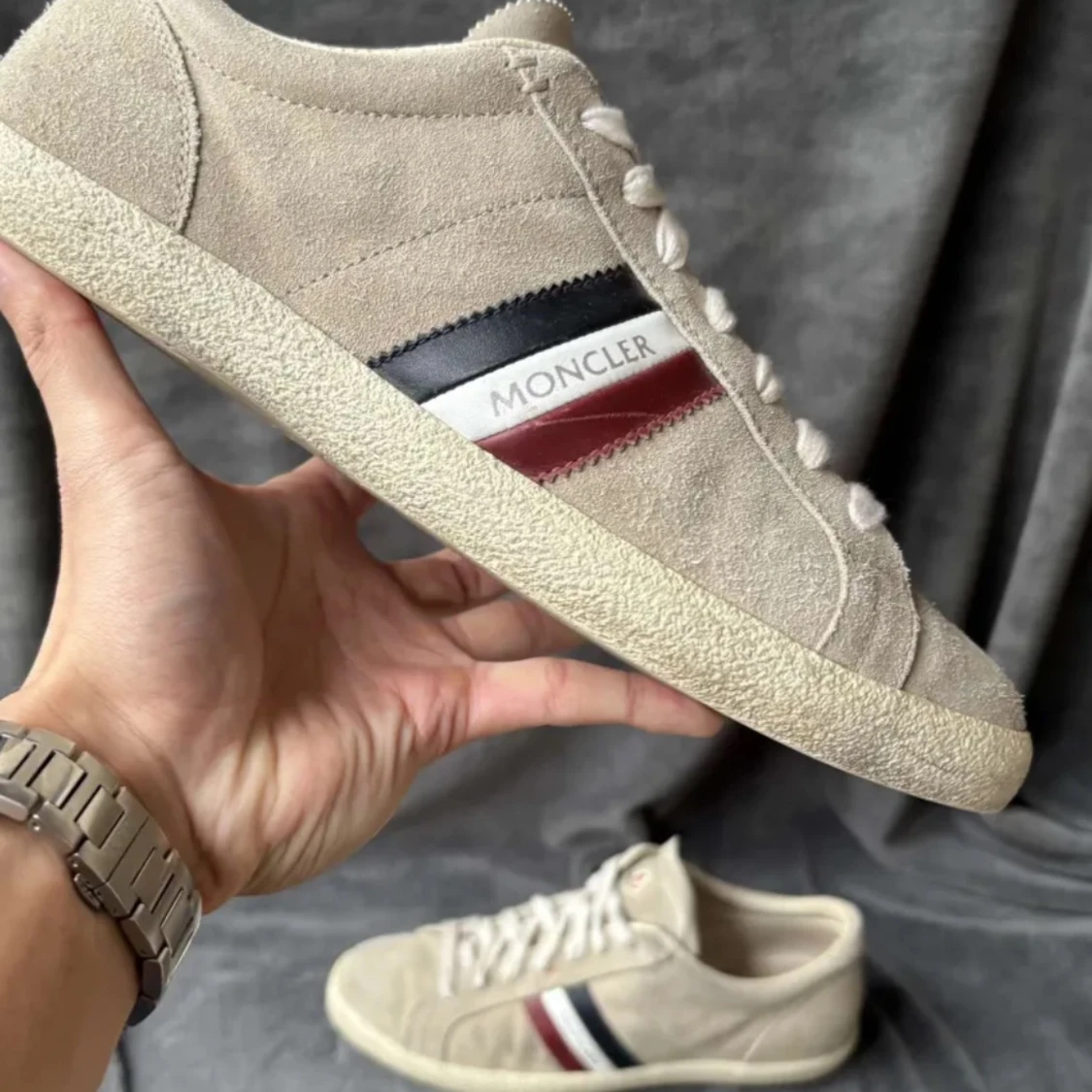 Beige sneakers från Moncler