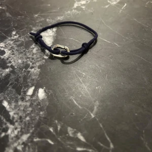 Armband med metallspänne - Justerbart och enkelt svart armband med ett metallspänne. Perfekt för en stilren look och passar till alla tillfällen.