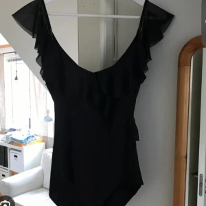Zara Body med volanger - Säljer en likadan i M på min sida. Denna är i S.