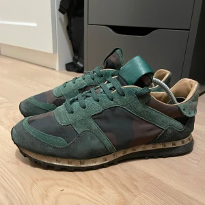 Valentino Garavani Rockrunners - Tja, säljer dessa snygga Valentino Garavani Rockrunners i grön färg med kamouflage🔥| Dom är i 7/10 skick då de tappat de flesta taggar och därför priset👍| 
