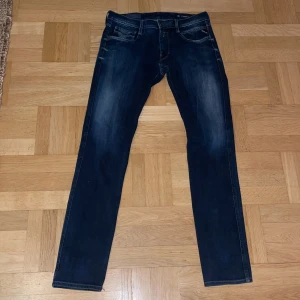 Replay Anbass hyperflex - Snygga mörkblå Replay Anbass Hyperflex+! Den populäraste och dyraste modellen! De sitter slim och är storlek 34 i längd. Pris är diskuterbart vid snabb affär. Inga skambud! De sitter riktigt bra och man kan ha de till skolan men även om man vill klä upp sig mer. Nypris är 1800 så en riktig steal!!!