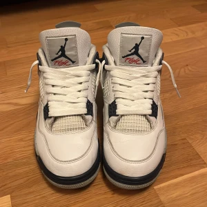 Jordan 4 Midnight navy - Säljer mina Jordan 4s midnight navy i storlek 44 som har blivit för små. Har inga tydliga defekter och boxen följer med! Hör av dig vid funderingar! 