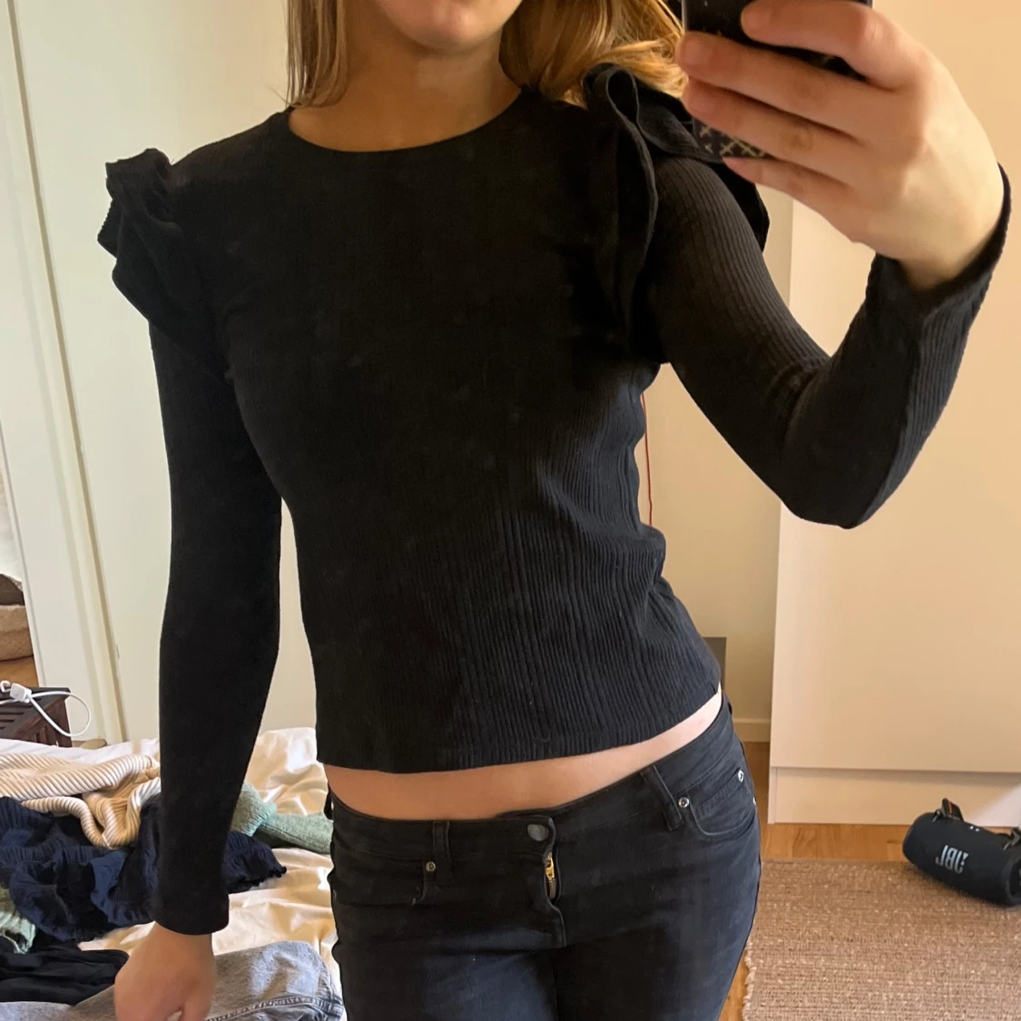 Svart ribbad tröja med volangdetaljer