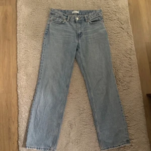 Ljusblå jeans med rak passform - Snygga ljusblå jeans från Perfect Jeans med rak passform. Klassisk design med fem fickor och knappgylf. Perfekta för en avslappnad stil.