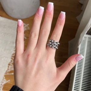 Edblad peak ring silver med nitar  - Säljer denna Edblad peak ringen i silver. Har knappt några tecken på användning och är i bra skick. Jag säljer den för att jag själv inte använder silver längre💘Den är i rostfritt stål och har i strl L (18,5mm). Skriv för fler bilder💕