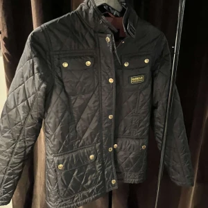 Barbour fieldjacket  - Säljer en tvär fett barbour feildjacket i topp skick | skick 9/10🤩| en perfekt vår jacka enligt mig🍁storlek XS tar även emot byten🔃 vid mer eventuella frågor kontakta gärna oss 😄