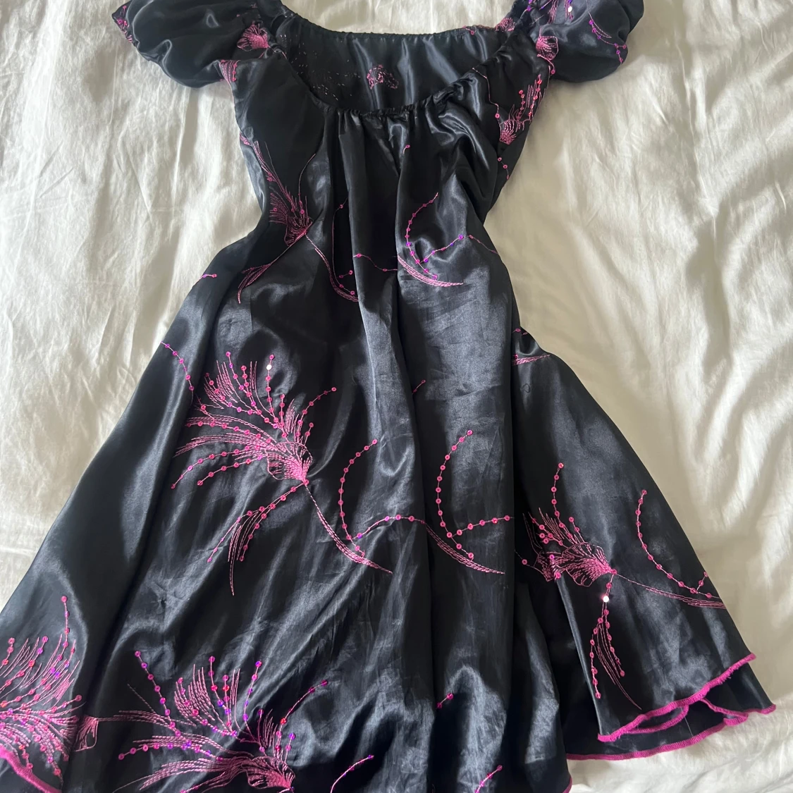 Svart klänning med rosa broderi från Lisa Charmem - 2