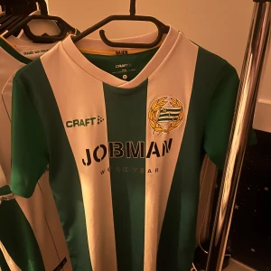 Hammarby matchtröja - En riktigt snygg Hammarby matchtröja. Storleken är 164 och jag skulle säga att den sitter mellan xs oxh S. 