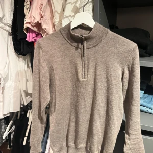 Merino sand tröja! - Hej! Nu säljer jag min sand tröja! Nypris på denna är runt 1500 och jag säljer den för det låga priset för jag vill bli av med för den inte kommer till användning! Det är ett litet hål på baksidan av tröjan men annars är tröjan i gott skick. Materialet är merino ull.