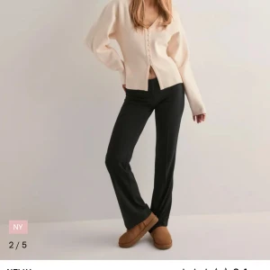 Lågmidjade kostymbyxor - Snygga svarta byxor med låg midja och bootcut-stil. Perfekta för en stilren look. Från nelly, strl 32 men passar även 34.