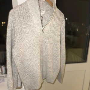 Grå stickad tröja❤️ - Säljer en stilren grå stickad tröja från Object (köpt på Veromoda) med dragkedja vid halsen. Perfekt för kyligare dagar och ger en mysig, varm känsla. Tröjan har långa ärmar och en mjuk textur. Tröjan är aldrig använd som ni även kan se på bilderna då lappen är kvar! Skriv om det är några funderingar pch priset kan alltid diskuteras!❤️❤️