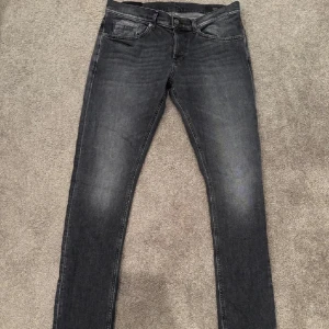Dondup Jeans George -  Dundop George jeans | Skick 9/10, nästan aldrig använda | Storlek 32 | Nypris ca 3000 kr | Mitt pris 999 kr | Fraktar via postnord eller instabox🚚📦 Priset är inte hugget i sten och hör av dig vid minsta lilla fråga😊